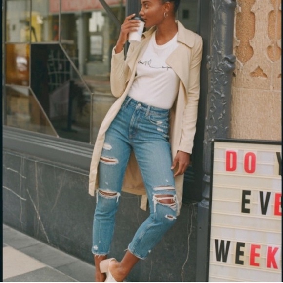 Abercrombie & Fitch Denim - Abercrombie & Fitch Curve Love High Rise Mom
Jeans Medium Wash Distressed